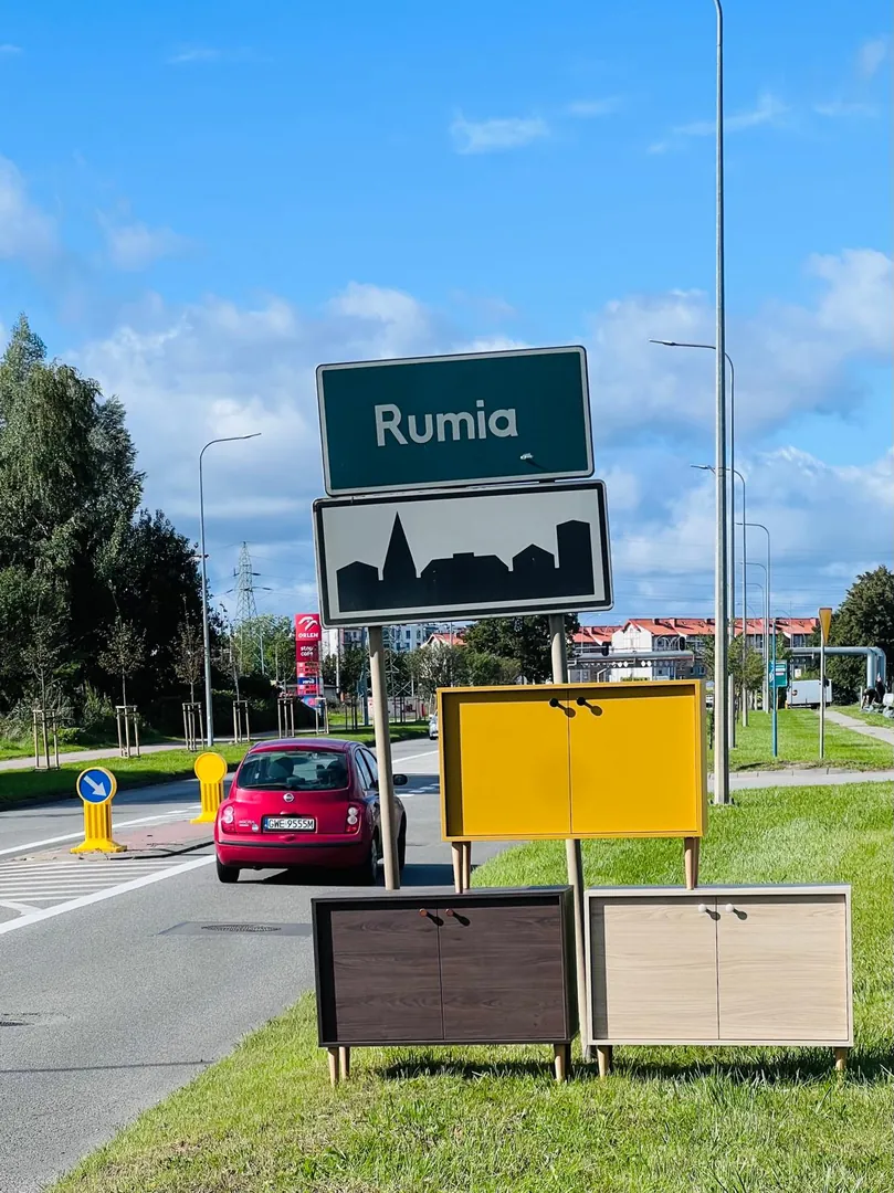 Szafki wenge i dąb bielony przy tablicy Rumia, na górze żółta