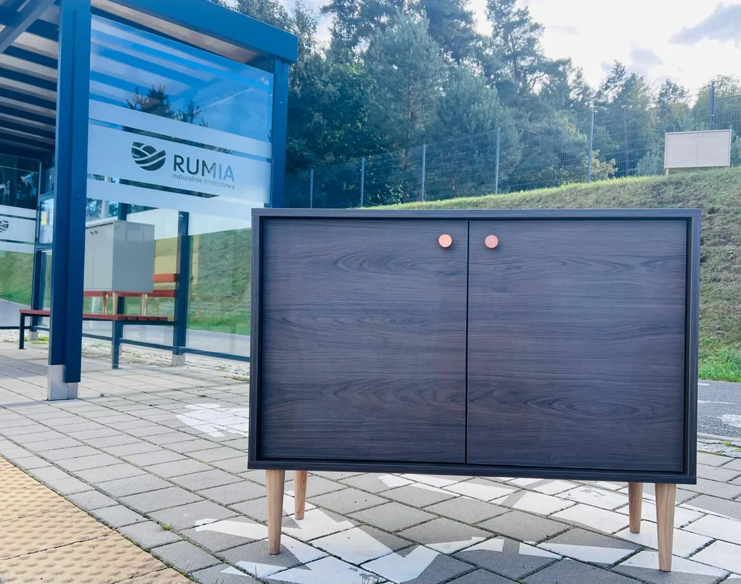 Szafka wenge na przystanku autobusowym w Rumi